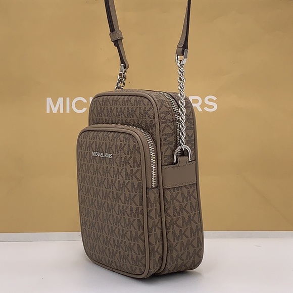MICHAEL KORS
Jet Set Travel Medium Signature Logo Crossbody Bag
COLOR DUST - Picture 4 of 14